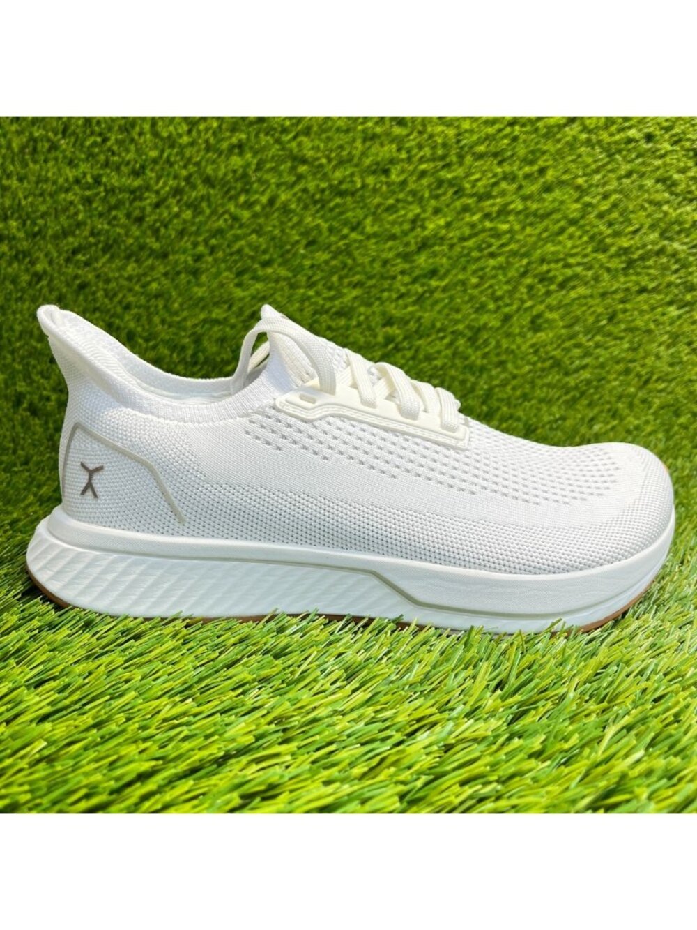 Flux Adapt Runner White Gum Womens Size 7.5 Running Outdoor Walking Knit Shoes
